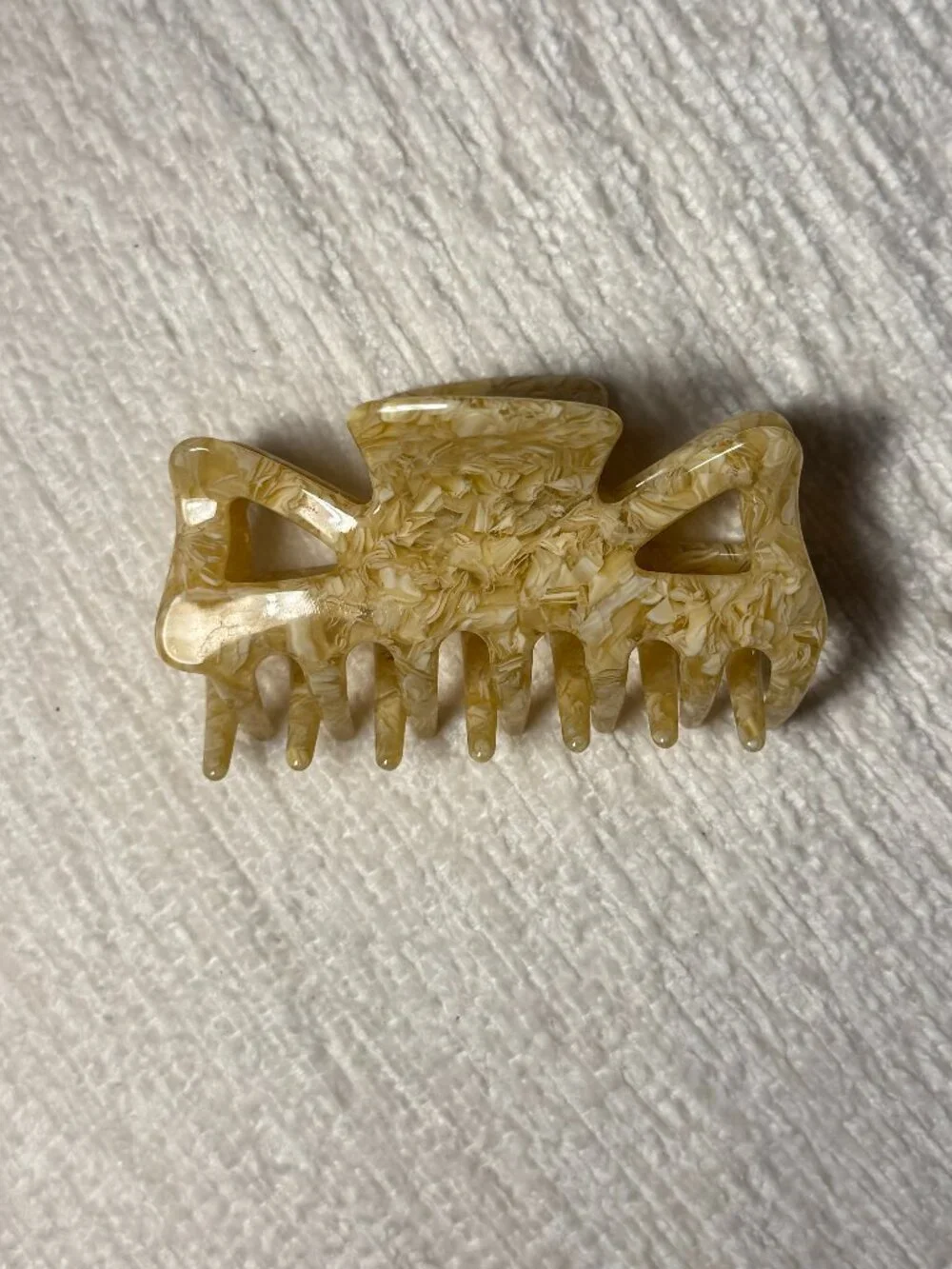 URBAN OUTFITTERS CREAM CLAW CLIP